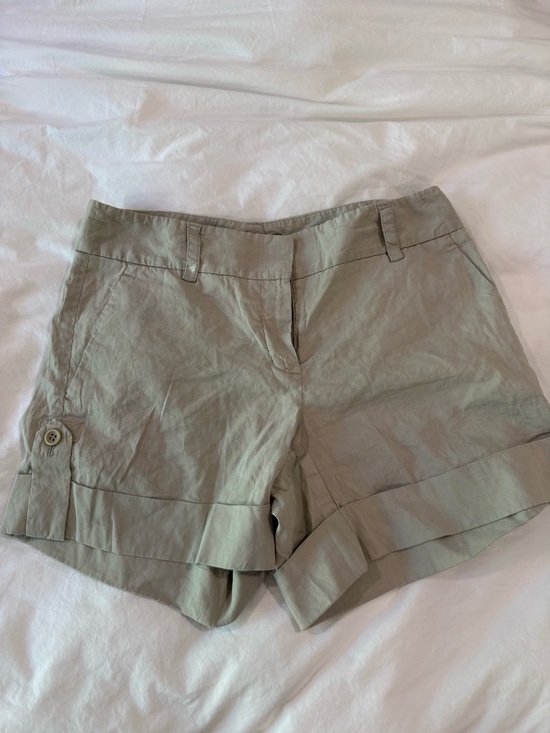 Theory Pants - Women's Casual Roll-Cuff Cargo Shorts in Light Olive
